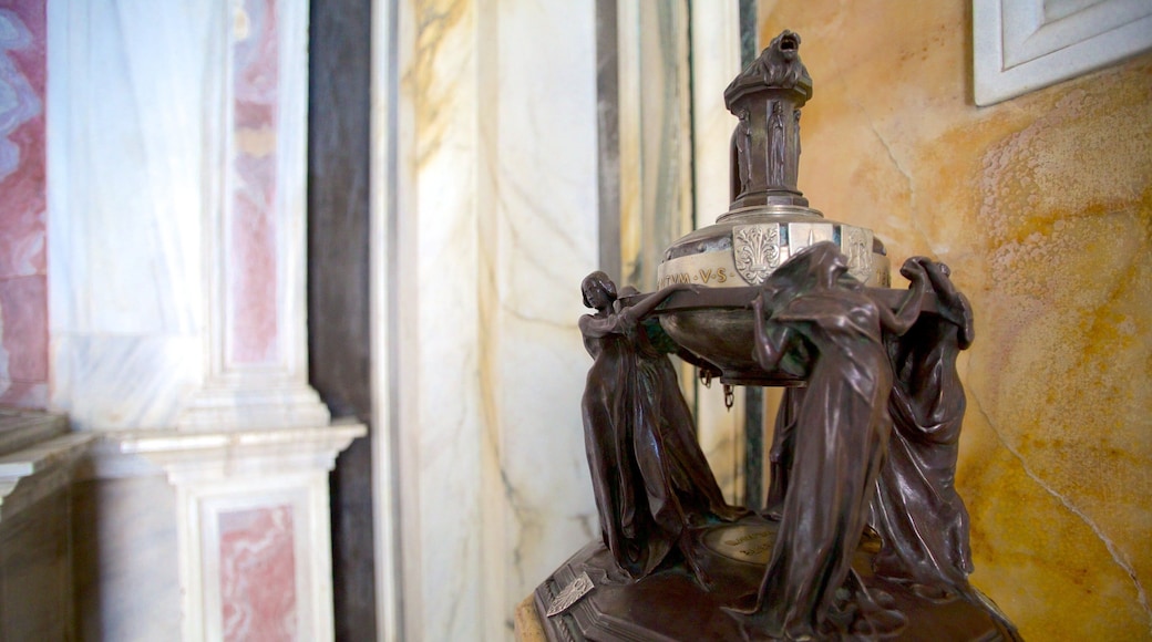 Tumba de Dante Alighieri que incluye elementos del patrimonio, vistas interiores y una estatua o escultura