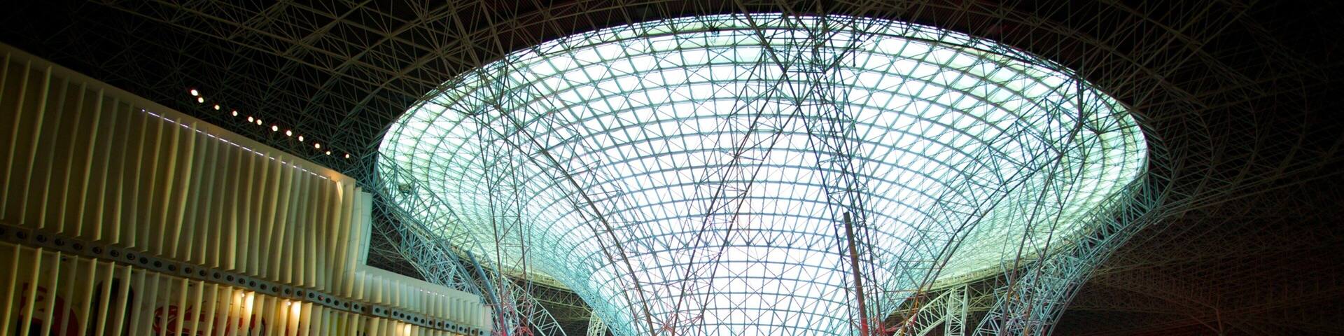 Ferrari World som viser moderne arkitektur og innendørs