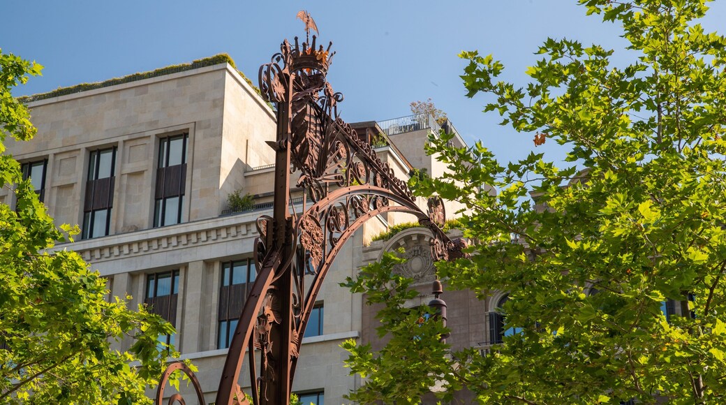 Passeig de Gracia featuring heritage elements