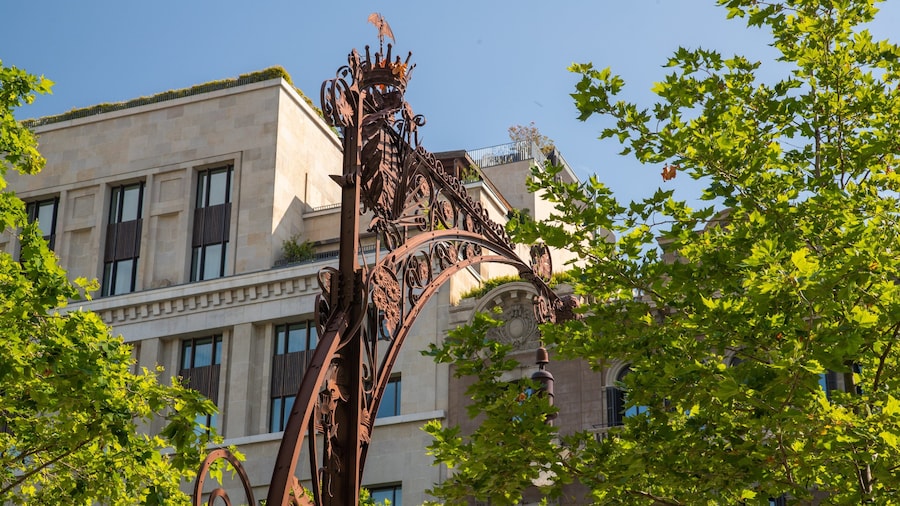 Passeig de Gracia featuring heritage elements