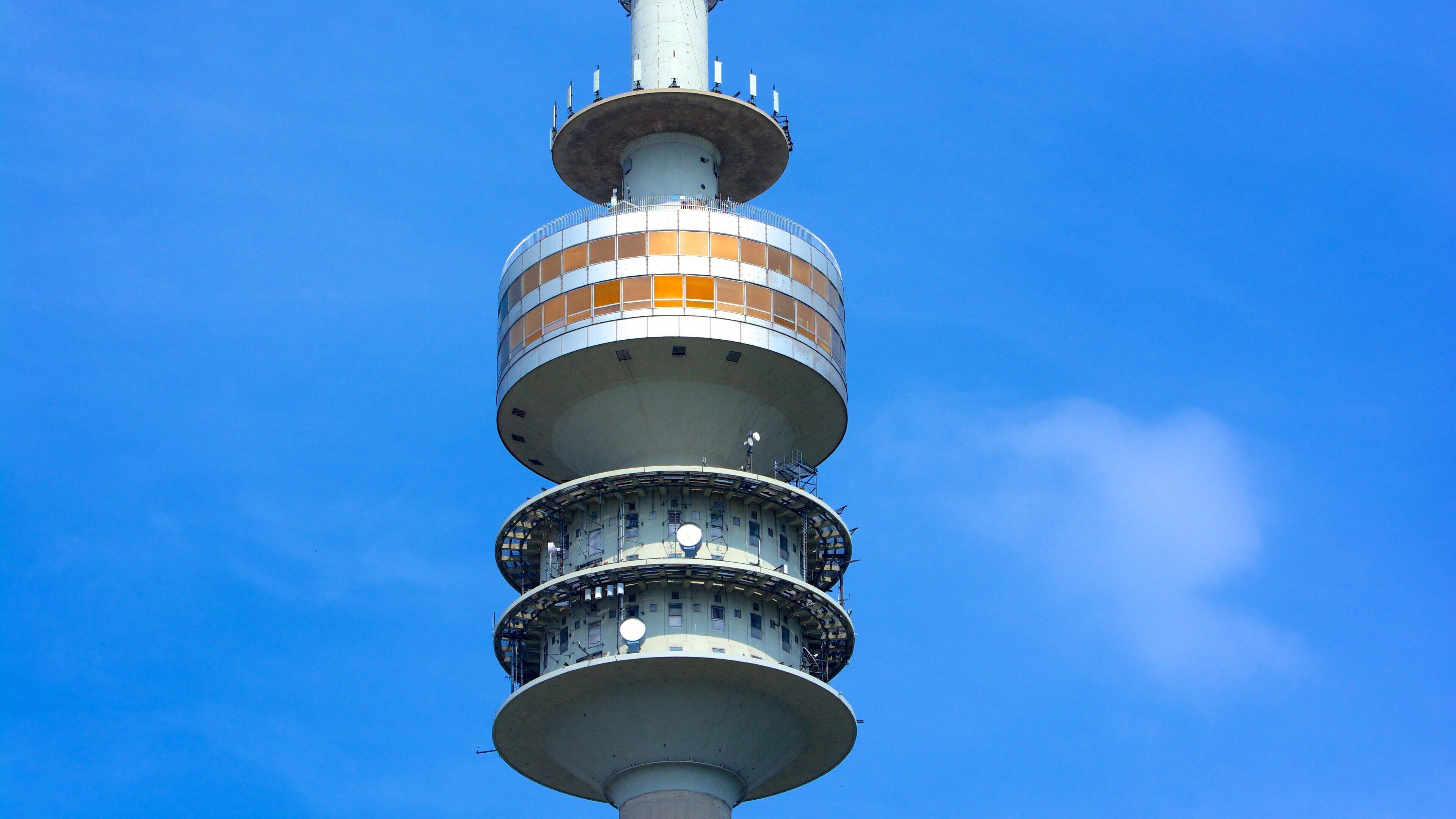 Olympiska tornet presenterar en stad, modern arkitektur och en skyskrapa