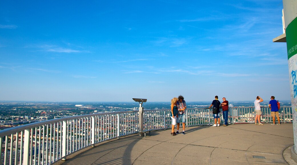Olympiska tornet presenterar skyline och utsikter såväl som en liten grupp av människor
