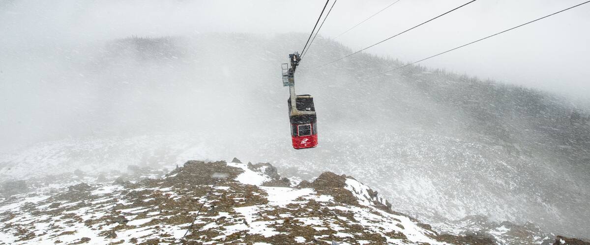 Jasper SkyTram which includes snow, mist or fog and a gondola