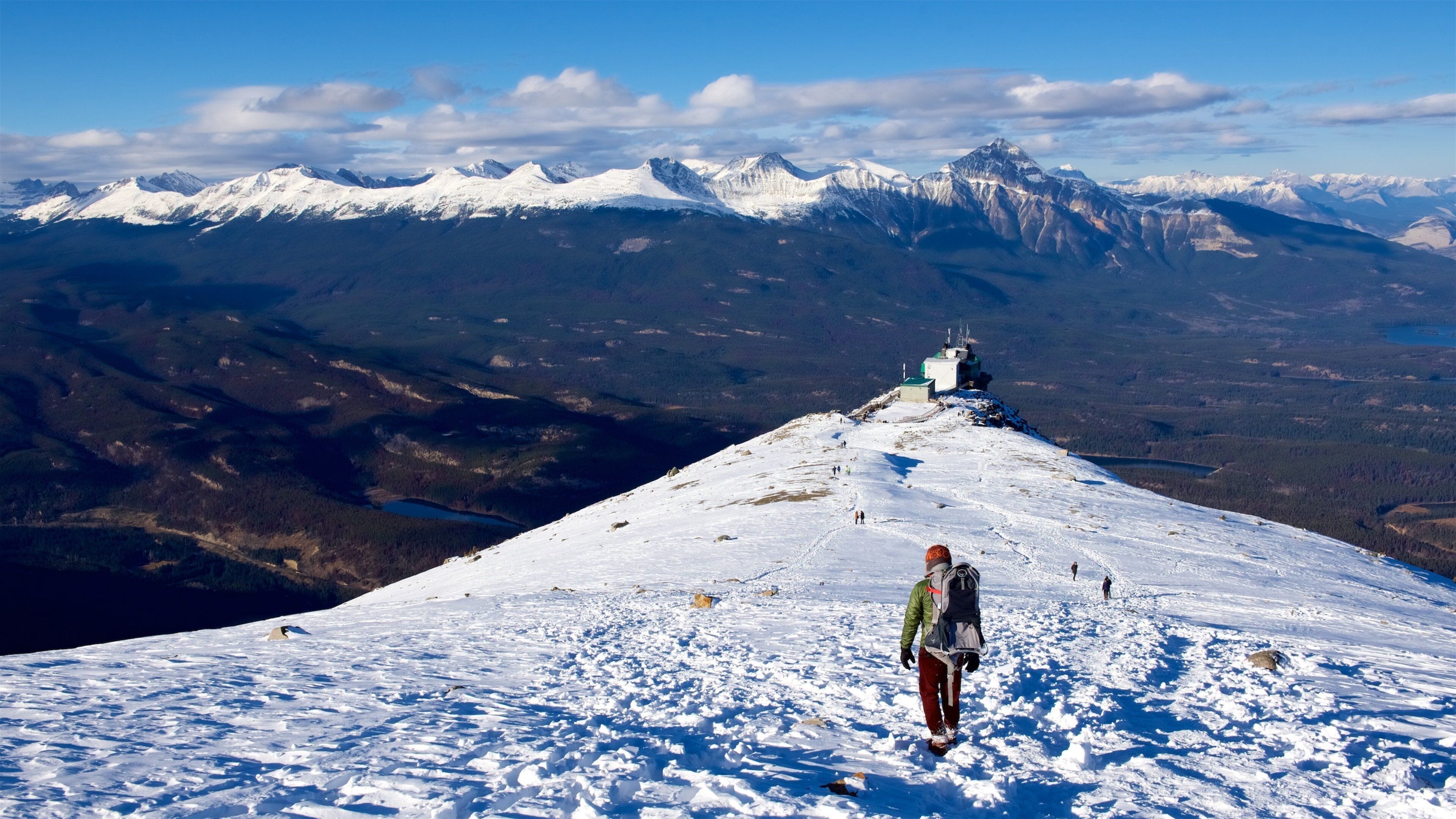Jasper National Park showing mountains, snow and tranquil scenes
