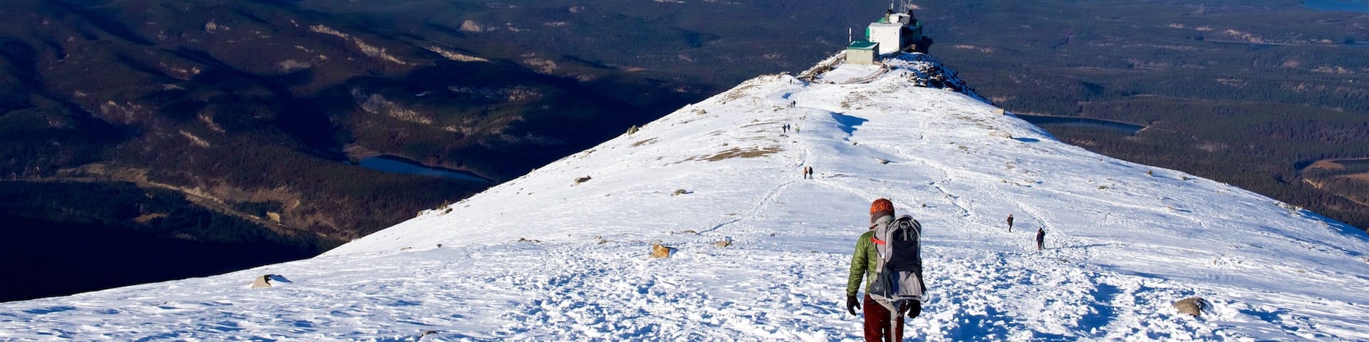 Jasper National Park showing mountains, snow and tranquil scenes