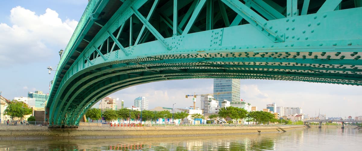 西貢河 其中包括 橋樑 和 河流或小溪