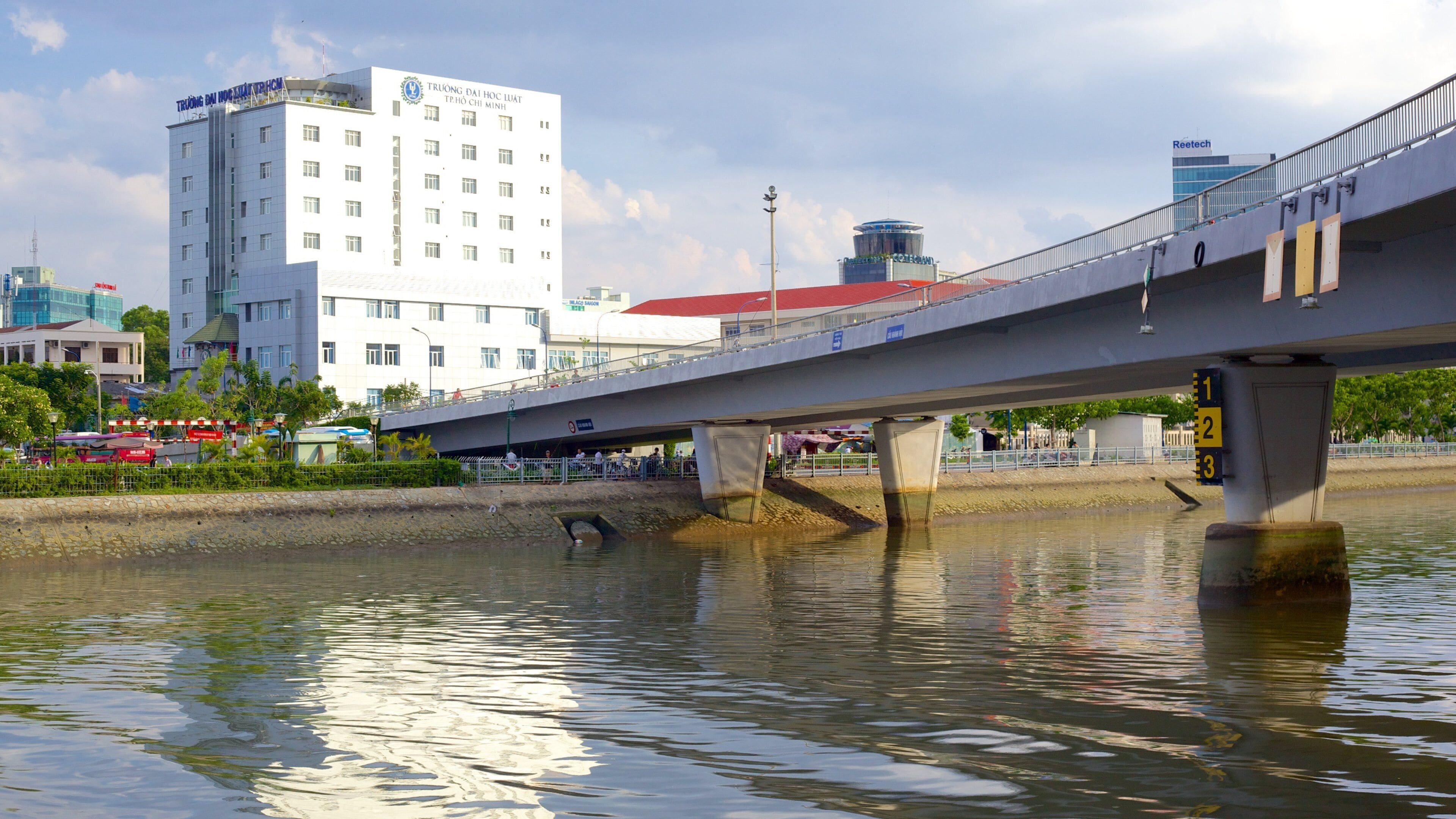 Saigon-elven fasiliteter samt elv eller bekk og bro