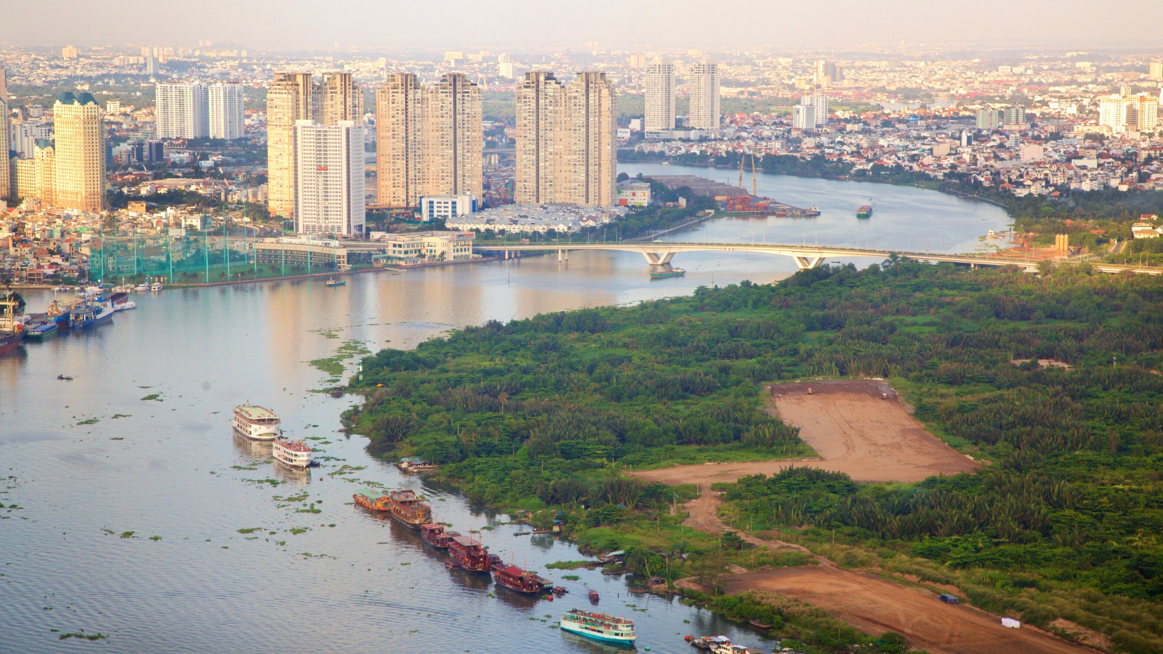 Saigon River inclusief een stad, een rivier of beek en varen