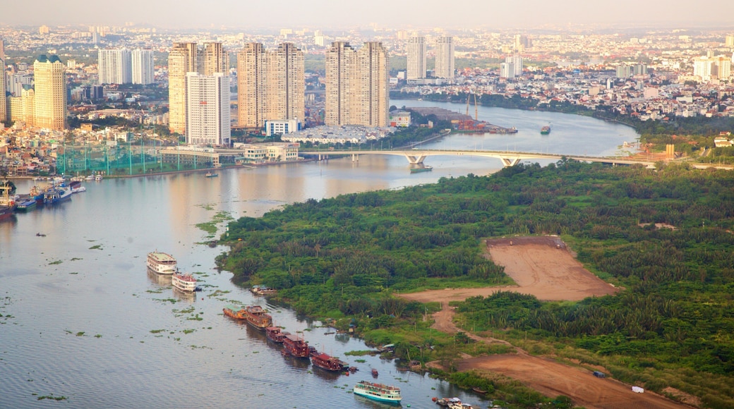 Saigon River inclusief een stad, een rivier of beek en varen