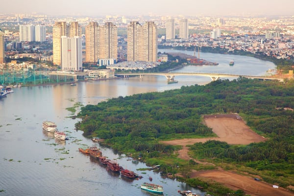 Fleuve de SaĂŻgon mettant en vedette riviĂšre ou ruisseau, ville et navigation