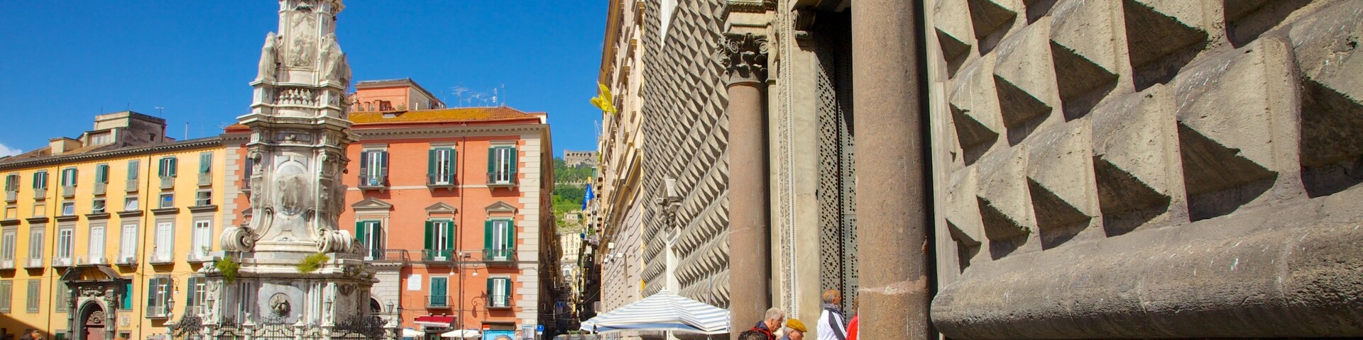 Church of Gesu\' Nuovo 其中包括 街道景色 和 城市 以及 大群人