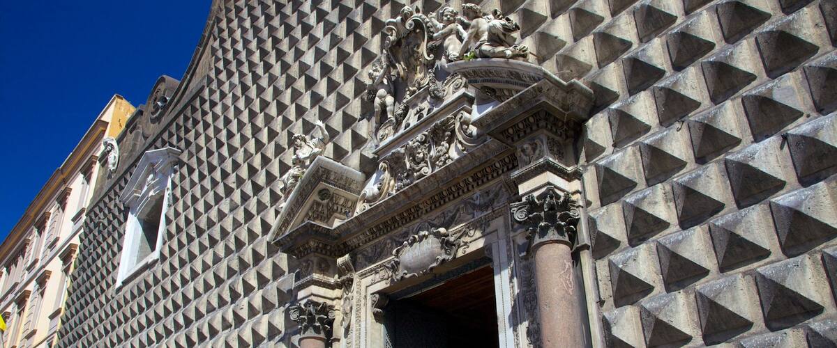 Iglesia de Jesús Nuevo ofreciendo arquitectura patrimonial y elementos religiosos