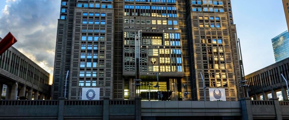 Great views from the two free observatories in the 45th floor of this building. The south side closes at 5:30 but the North facing observatory is open till around 11pm.