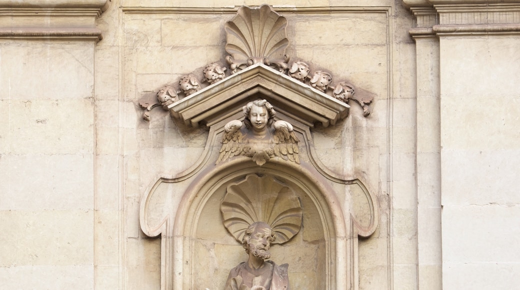 Taranto which includes a statue or sculpture, a church or cathedral and religious elements