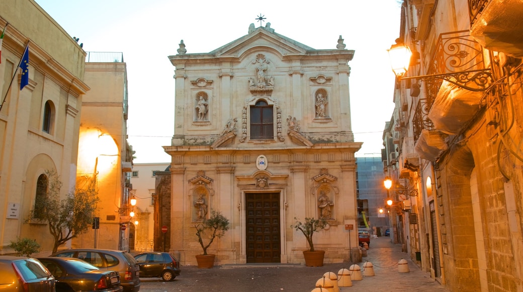 Taranto featuring a church or cathedral, heritage architecture and street scenes