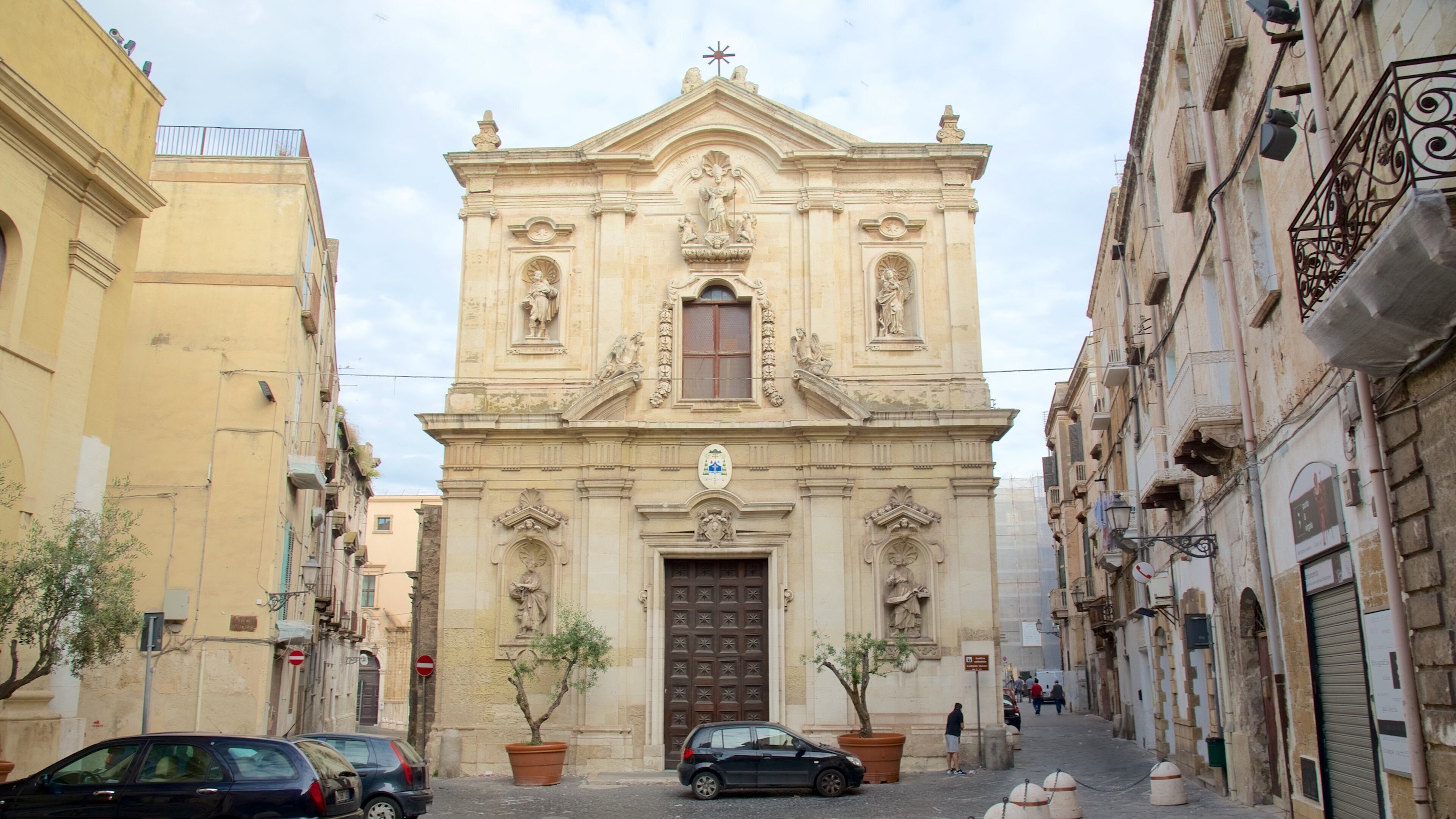 Taranto which includes street scenes, heritage architecture and a church or cathedral