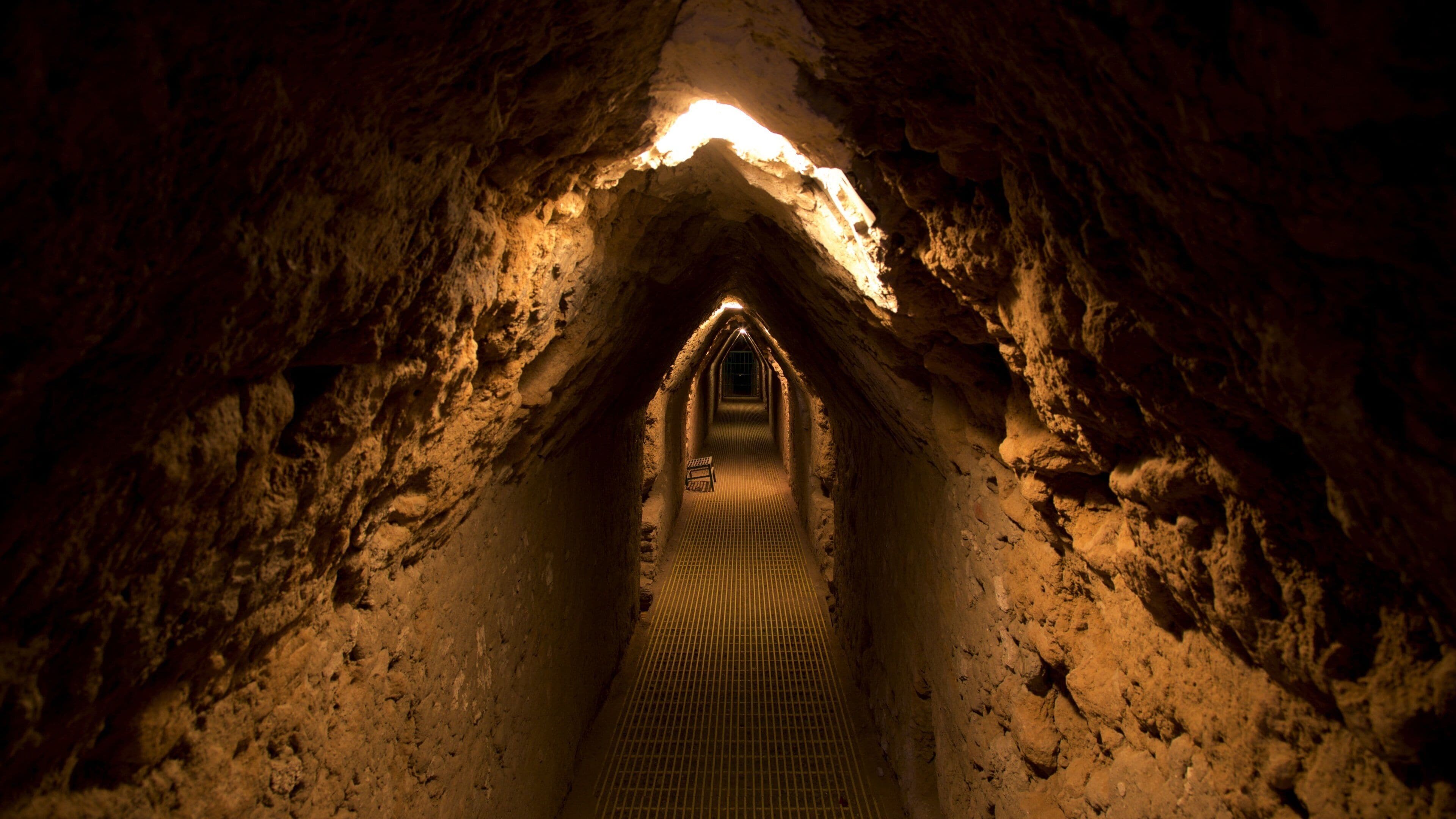 Den stora pyramiden i Cholula som visar historiska element och interiörer