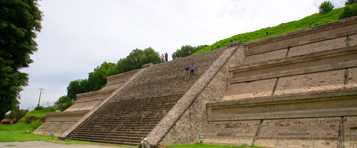 Gran Pirámide de Cholula ofreciendo elementos del patrimonio y un jardín