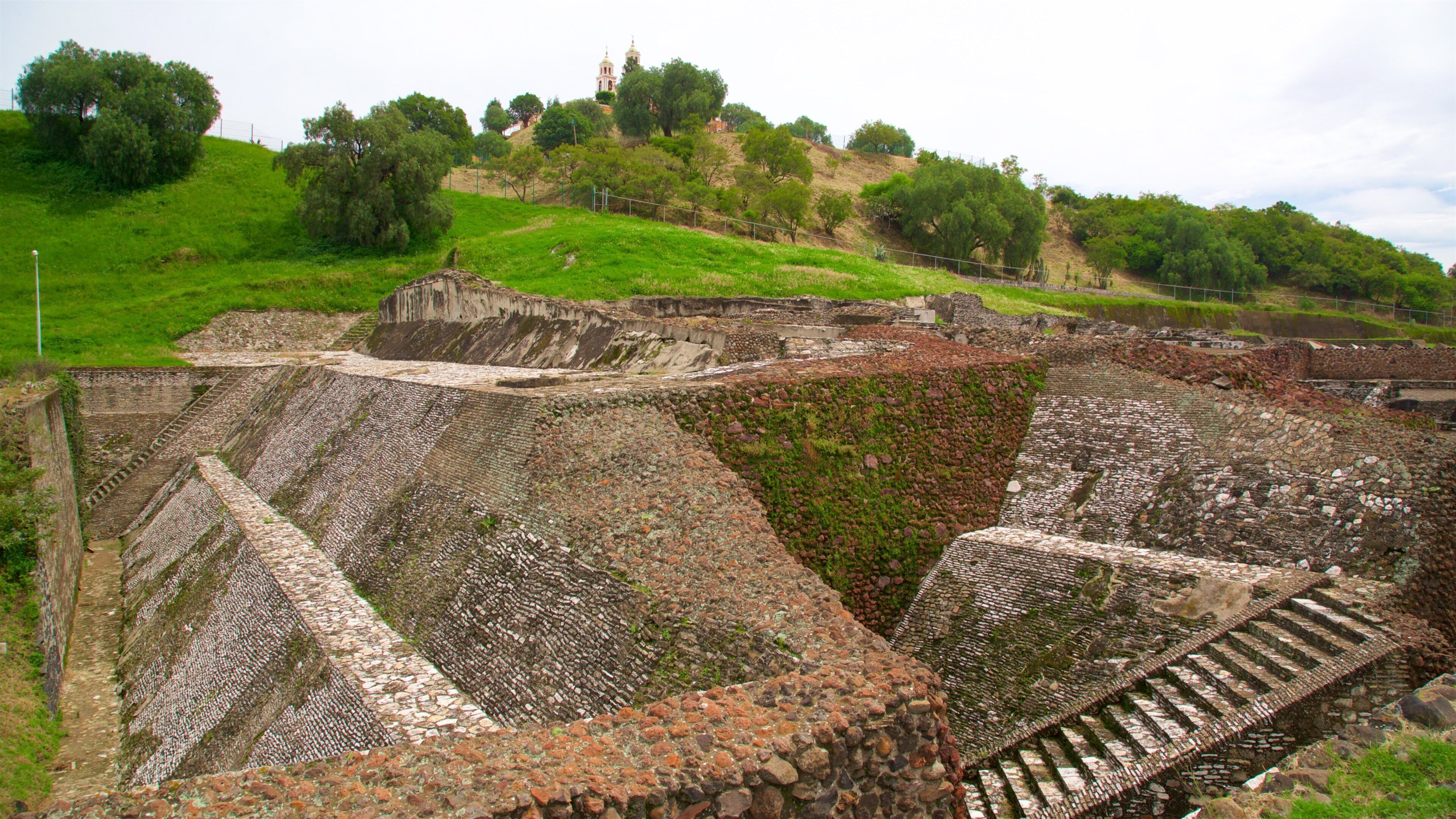 Den stora pyramiden i Cholula som visar historiska element och ruiner