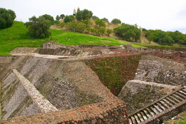 Grande Pyramide de Cholula mettant en vedette bĂątiments en ruines et patrimoine historique