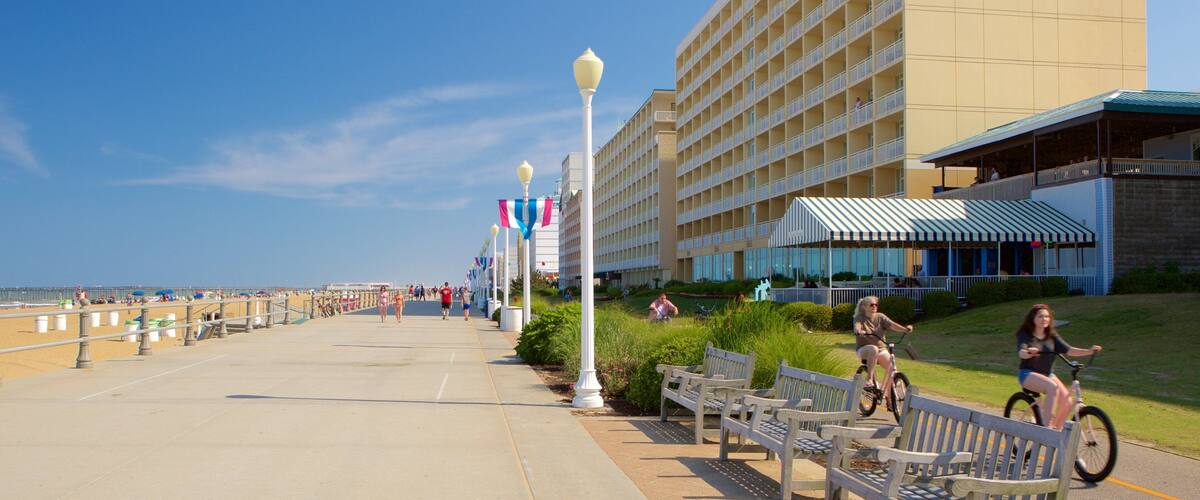 Virginia strand Boardwalk som viser sandstrand, sykling og luksushotell eller resort