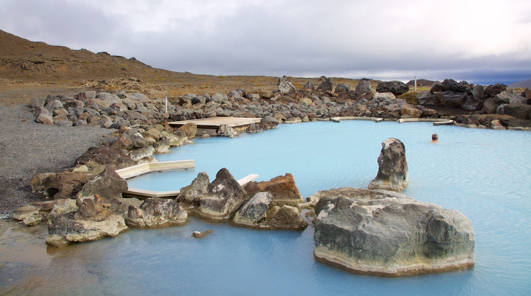 Myvatn naturbad som viser klippelandskap og het kilde