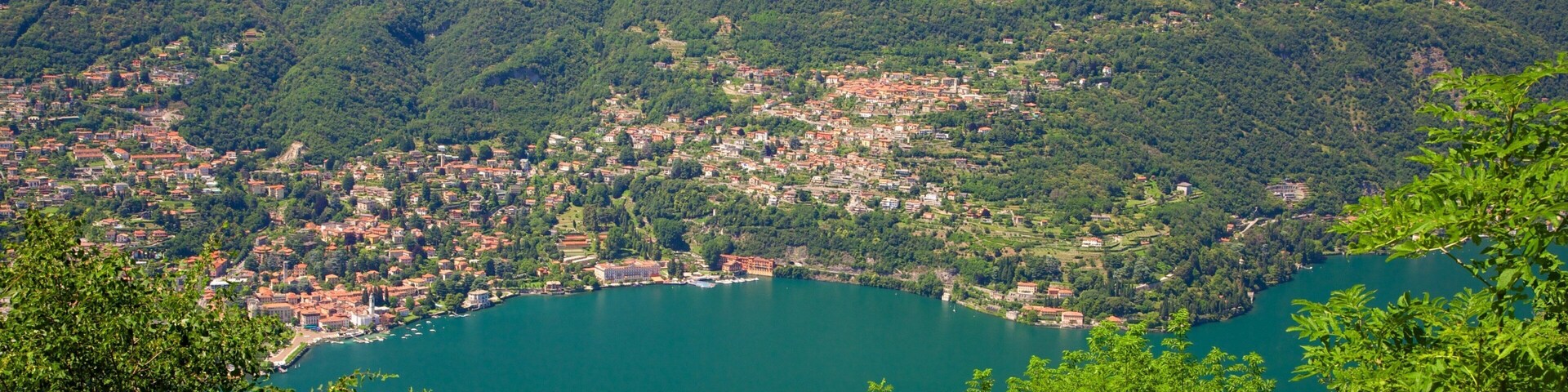 Eine Berglandschaft mit einem See und einer Stadt.