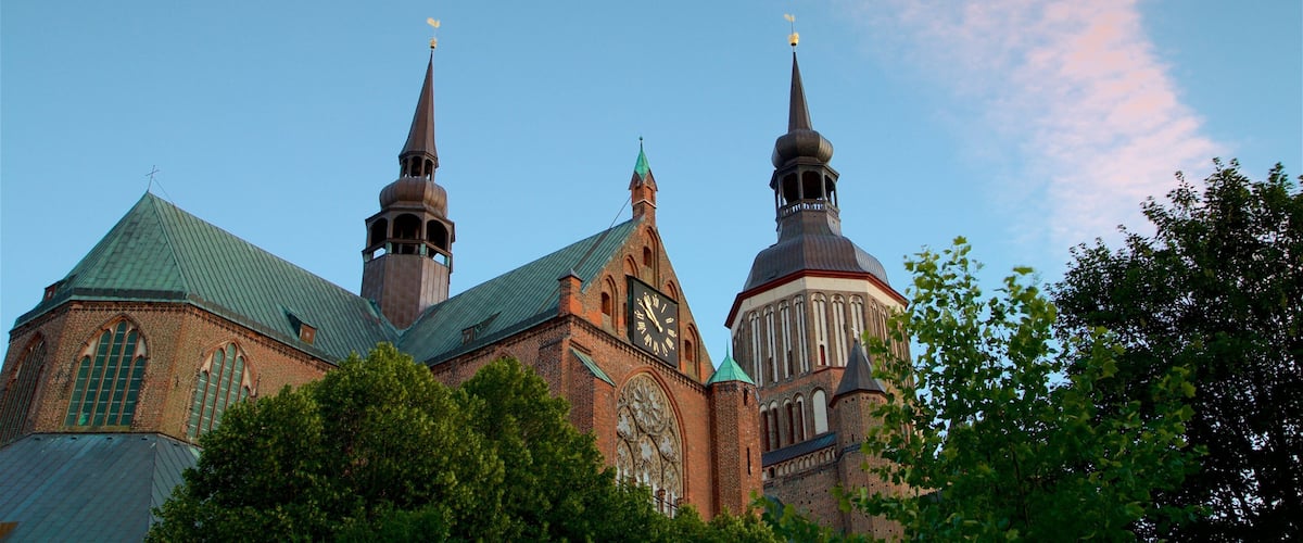 Iglesia de Santa María de Stralsund ofreciendo una puesta de sol y patrimonio de arquitectura