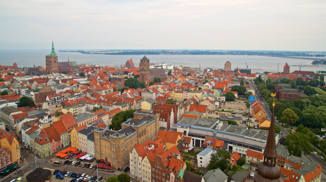 Nhà thờ St. Mary Stralsund có tính năng thành phố, thị trấn duyên hải và phong cảnh
