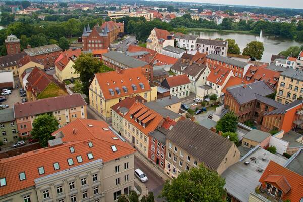 St.-Marien-Kirche Stralsund welches beinhaltet Landschaften, Stadt und See oder Wasserstelle