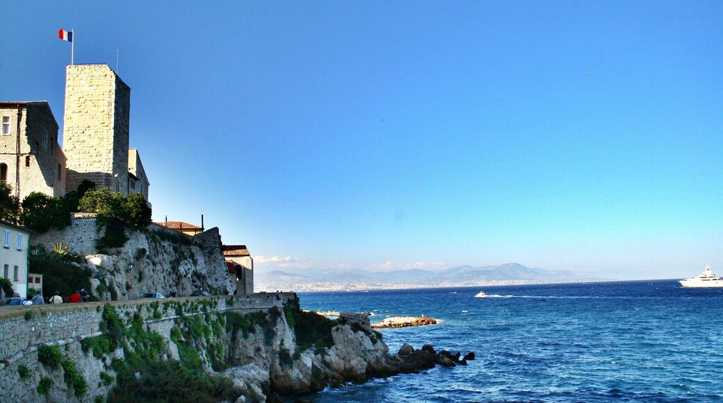 This building is indexed in the Base Mérimée, a database of architectural heritage maintained by the French Ministry of Culture, under the reference PA00080651 .