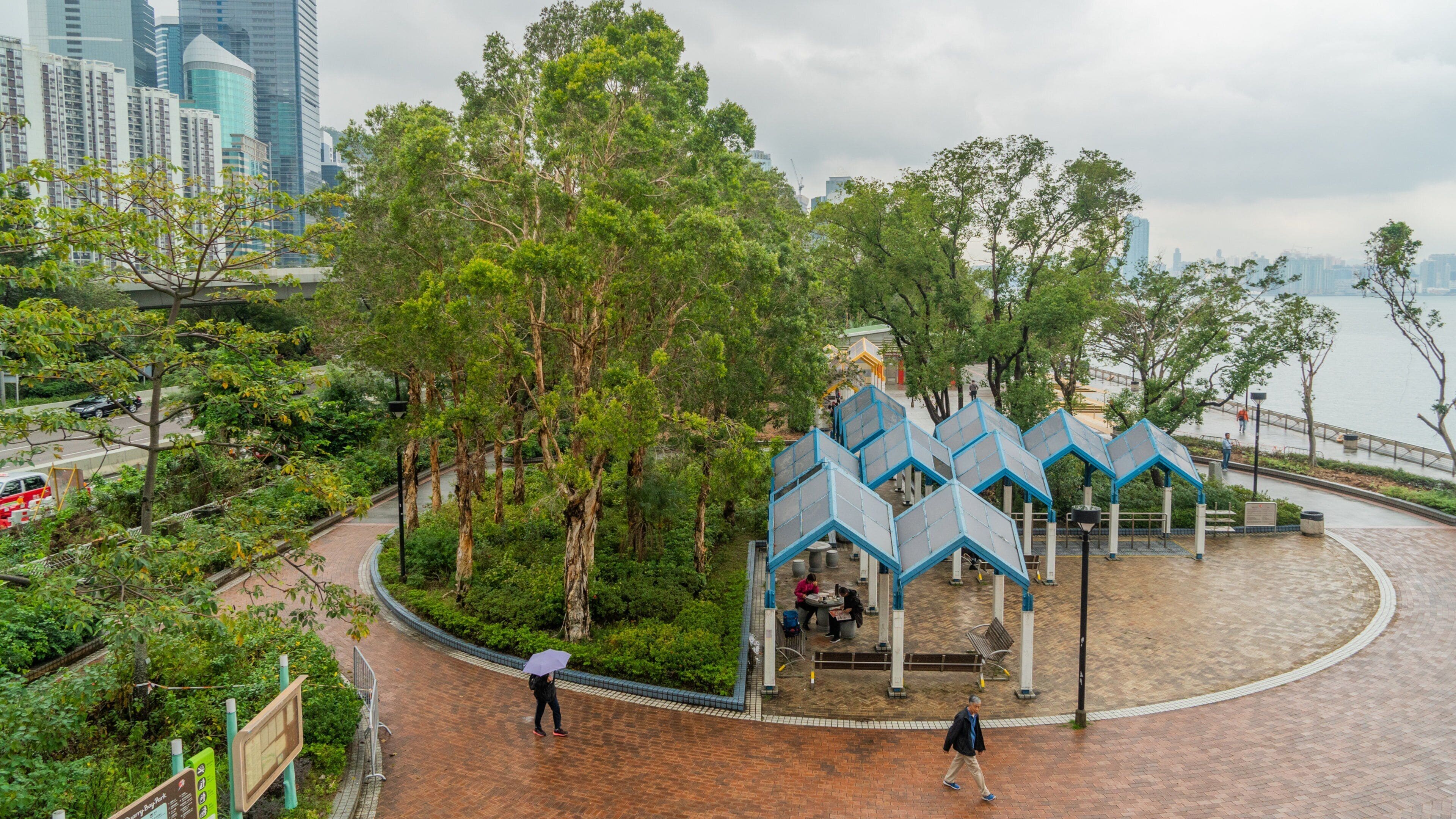 The Grand Promenade showing a park