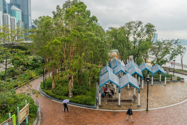 The Grand Promenade showing a park