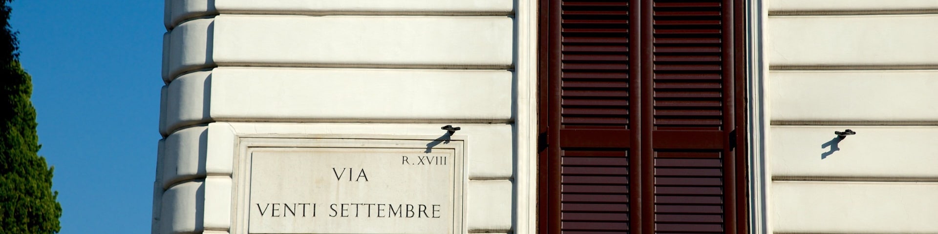 Via XX Settembre mostrando sinalização