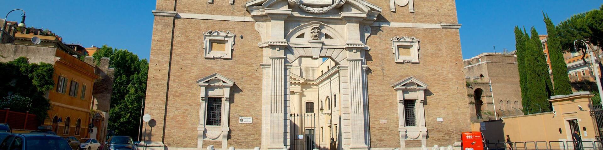 Une grande église historique, dotée d’un imposant clocher et d’une façade richement décorée.
