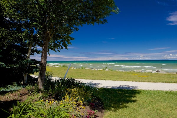 Parque Sunset Point que incluye un parque y vistas de una costa