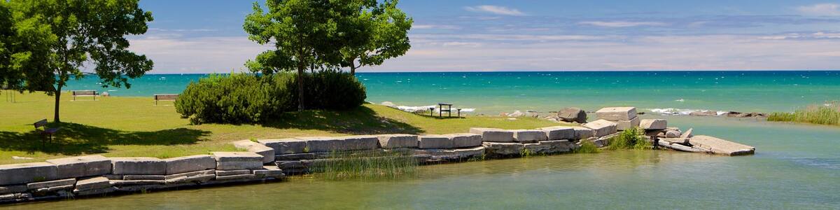 Sunset Point Park which includes a garden and general coastal views