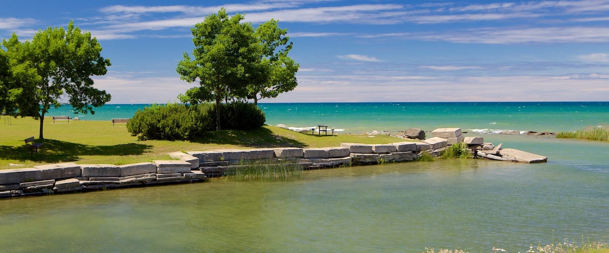 Bãi biển Sunset Point cho thấy khu vườn và cảnh bờ biển