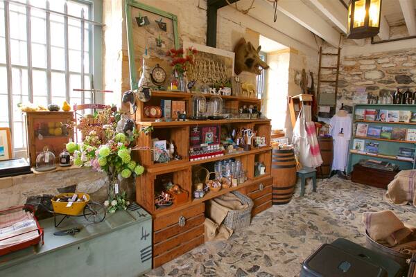 Stone Store presenterar interiörer och ett hus