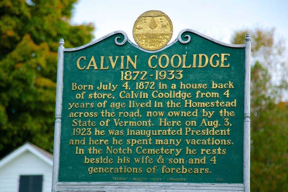 Un panneau commémoratif relatant la vie et l’héritage de Calvin Coolidge.