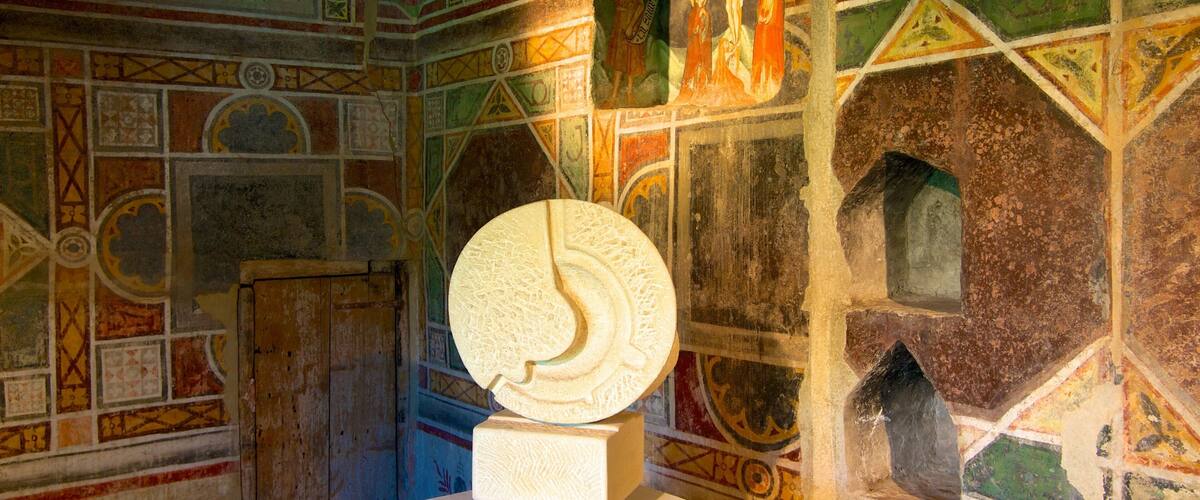 Castillo de Masnago que incluye arte, un castillo y vistas de interior