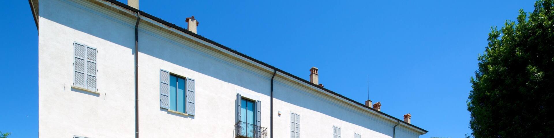 Masnago Castle which includes street scenes and chateau or palace