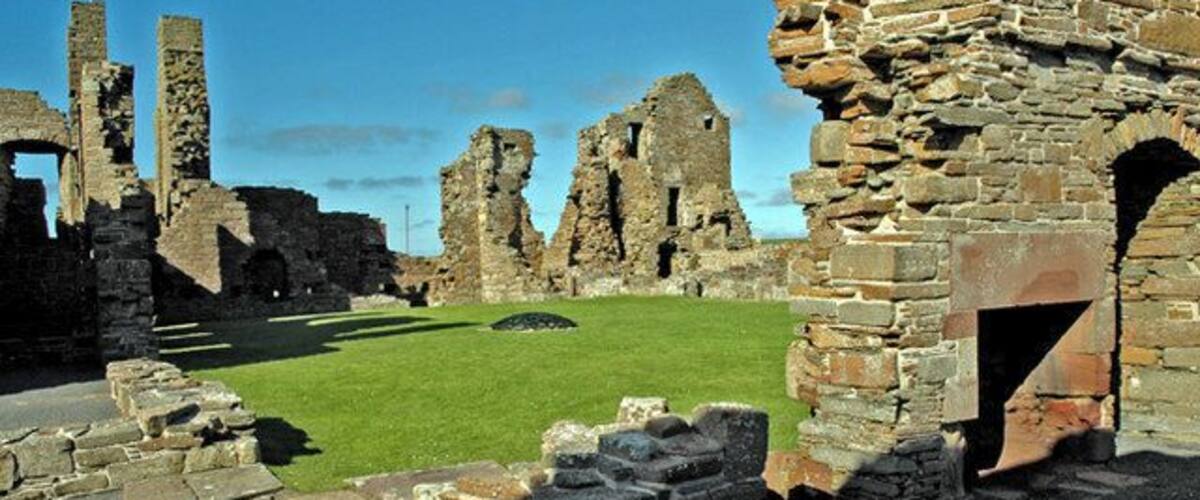 Earl's Palace, Birsay Building work was begun by Earl Robert Stewart (1533-93) around 1579. For the Orcadians, this was a time of great tyranny and oppression. By 1700 the palace had fallen into decay, and generations of Orcadians used the stone from the palace to build their houses.