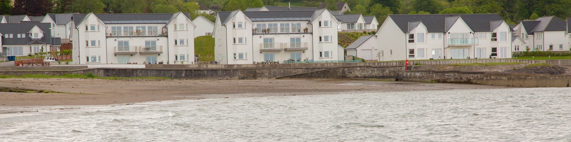 Ganavan Sands que inclui uma baía ou porto e uma cidade litorânea