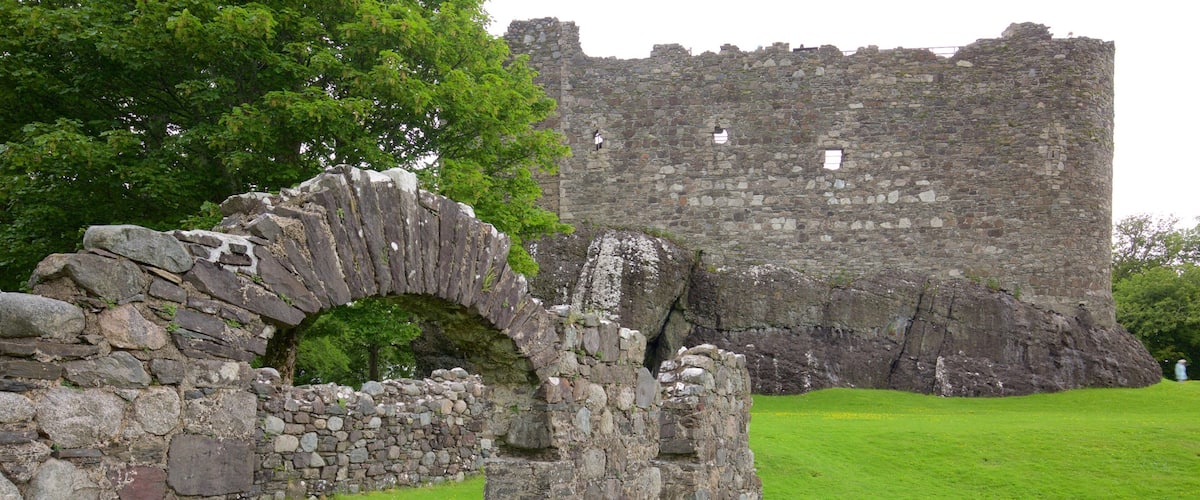 Château et chapelle de Dunstaffnage qui includes château ou palais et bâtiments en ruines