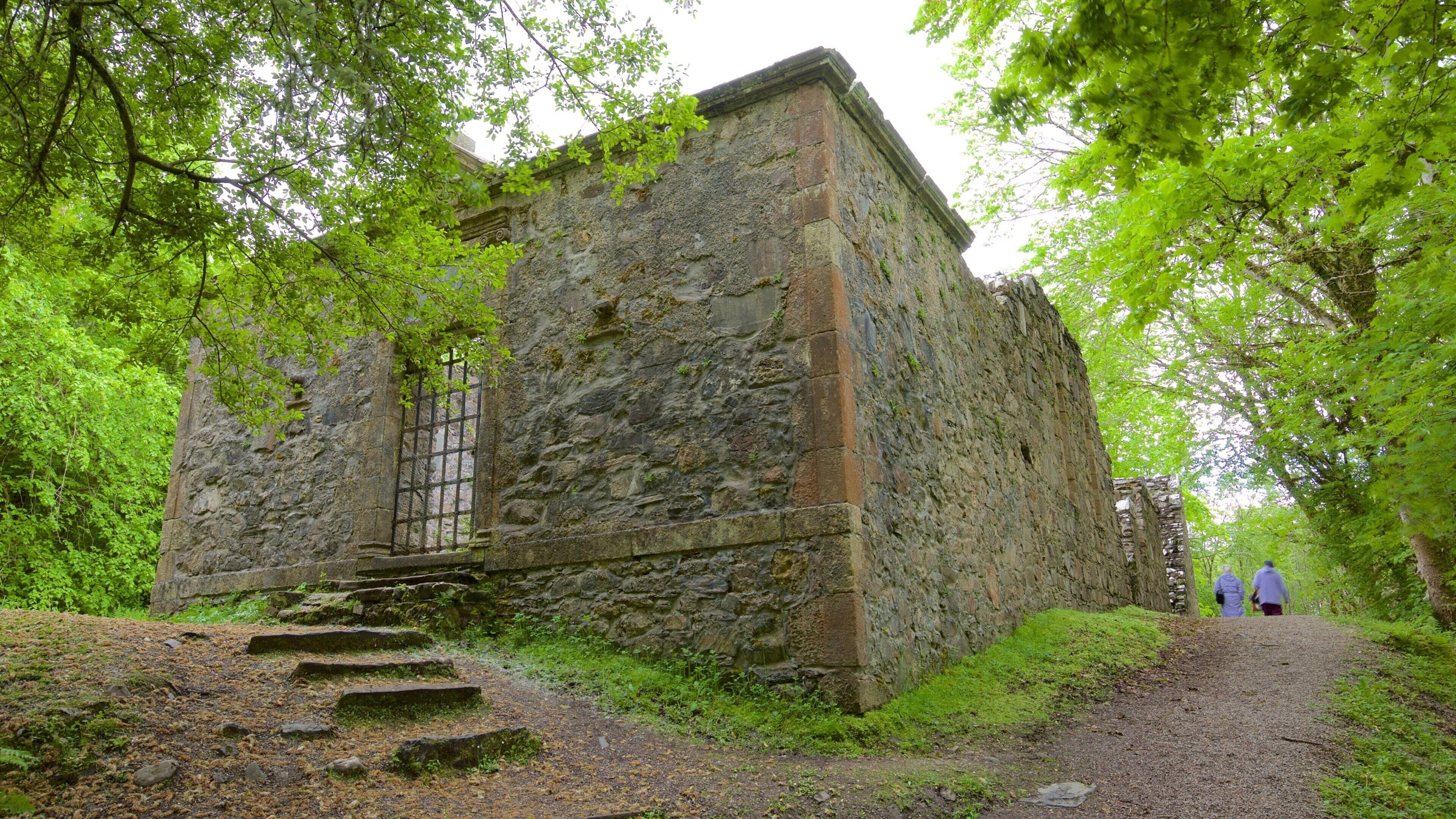 Dunstaffnage Castle and Chapel showing a castle, heritage architecture and heritage elements