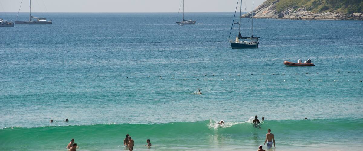 Playa Nai Harn que incluye una playa, natación y vistas de una costa