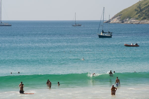 Playa Nai Harn que incluye una playa, escenas tropicales y una marina