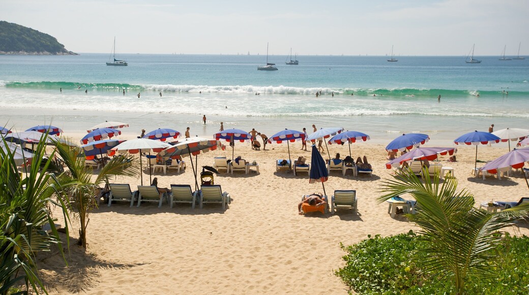 Plage de Naiharn mettant en vedette plage, baignade et scĂšnes tropicales