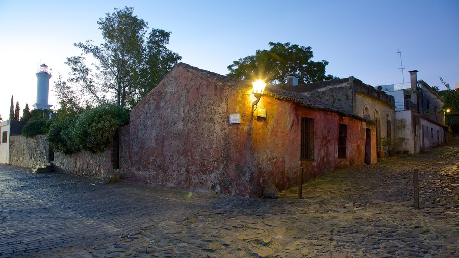 Via dei Sospiri che include casa, piccola città o villaggio e strade